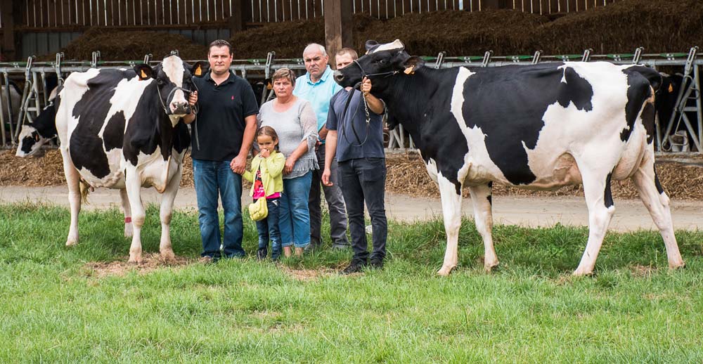 Avec Fraise et Jistelle, sélectionnées pour le Space, Anthony Pellerin, sa fille Margot, ses parents Isabelle et Marcel, accompagnés de Julien Gastebois qui s’occupe de la préparation des vaches. - Illustration Prim’Holstein : L’excellente Fraise comme cerise sur le gâteau