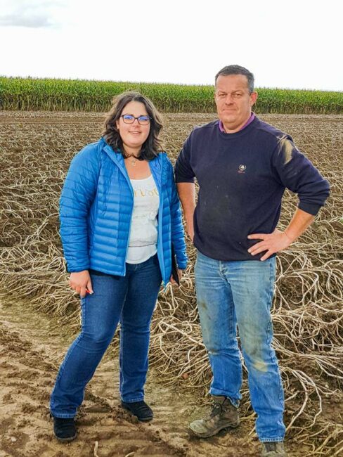 Éric Porhel, agriculteur et Émeline Guyomard, consultante Qualité Environnement de Capinov, sur une parcelle certifiée GlobalG.A.P.