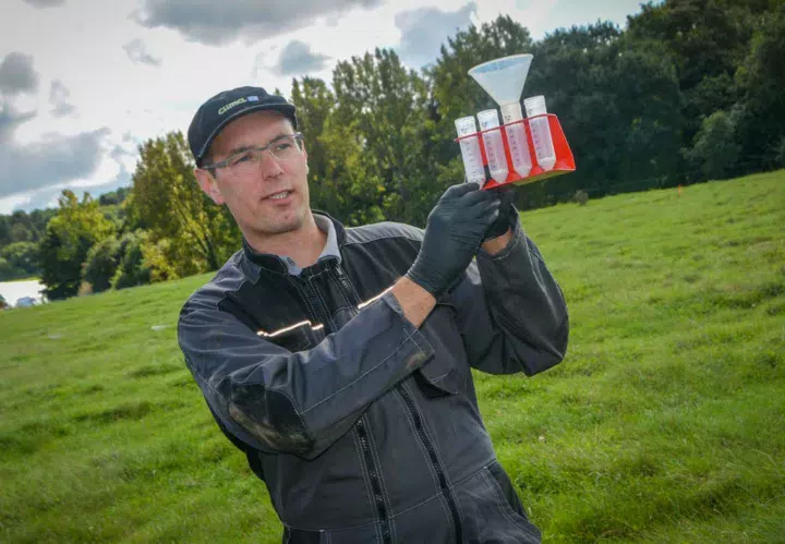 La régularité de l’épandage se vérifie par un test au champ. Ici, Jean-Marc Roussel obtient une bonne régularité, que ce soit à 27 m ou sur le passage du tracteur.