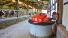 En 2013, les éleveurs ont investi dans un robot pousse- fourrage pour poursuivre leur démarche d’automatisation.