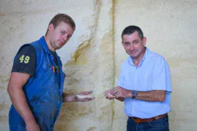 Corentin Bourdonnay (à gauche) et Thierry Pichard, groupe D'aucy. Le maïs était à l'origine de problèmes digestifs en raison de la pollution par des mycotoxines.