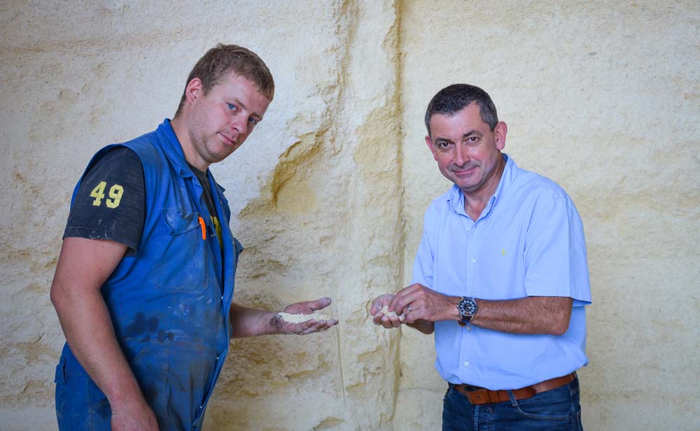 Corentin Bourdonnay (à gauche) et Thierry Pichard, groupe D'aucy. Le maïs était à l'origine de problèmes digestifs en raison de la pollution par des mycotoxines. - Illustration Du maïs sous plastique face au risque mycotoxines