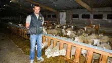 David Rondin, devant son lot de d’agnelage de juillet.