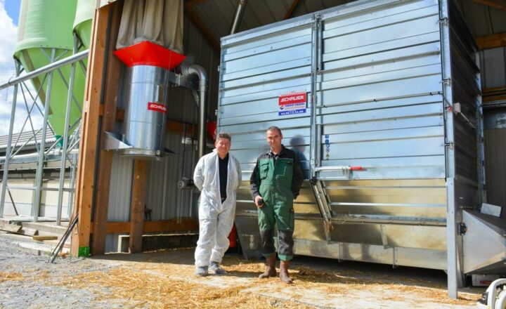 Hervé Tanguy, gérant de Tardif-Vassal et Yoann Duperrin devant la pailleuse en poste fixe de marque Schauer qui alimente en paille broyée les 3 500 m2 de bâtiments en production de canard pré-gavage.