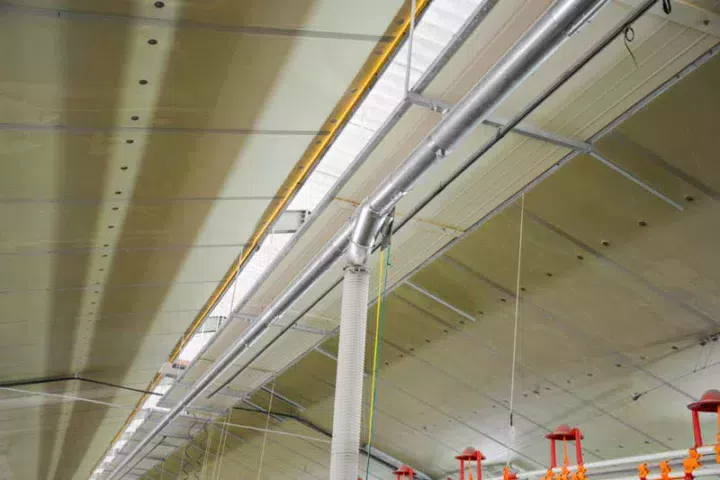 Une soufflerie pulse la paille broyée dans des conduites en acier pour l’acheminer vers les différents bâtiments.