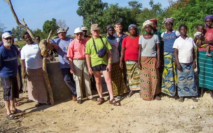 Un groupe d'adhérents  en visite au Burkina Faso, conduit par Joseph Diguet, président de l'association. 