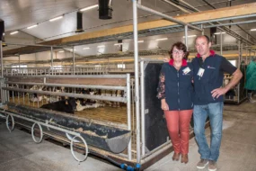 Mireille et Christian Fromont dans la salle de 400 places de veaux inaugurée l’année dernière.