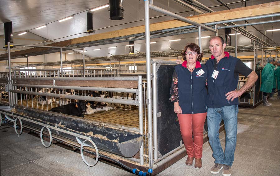 Mireille et Christian Fromont dans la salle de 400 places de veaux inaugurée l’année dernière. - Illustration Veau : les conditions de travail au cœur de la reconversion