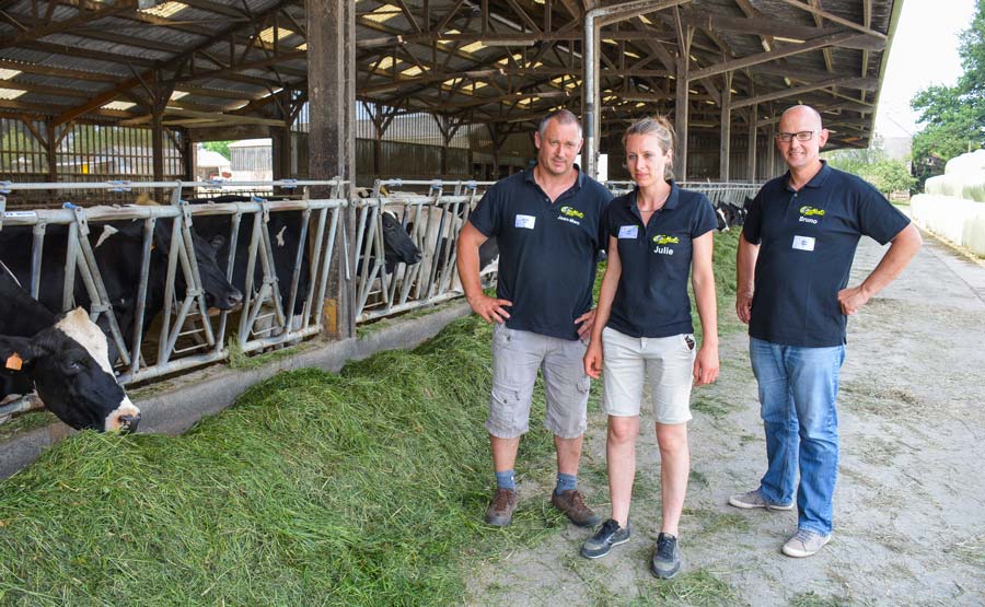 Jean-Marc Riot, Julie Colin Renard et Bruno Martel, les 3 associés du Gaec de Guimbert, devant la table d’affouragement. - Illustration 8000 kg de lait par les fourrages