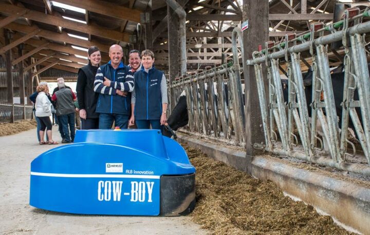 Grâce à la robotisation, Carine et Céline, les filles de Patrice et Christine Toquet, qui ne travaillent pas dans le secteur agricole sont capables de gérer l’exploitation pour un week-end. La famille pose derrière le Cow-Boy, l’automate repousse-fourrage (45 modèles installés en France à l’heure actuelle).