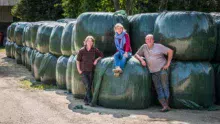 Anne et Michel Gourvil, accompagné d’Ève Gentil (Cédapa), ont misé sur l’enrubannage il y a quelques années pour assurer des stocks d’herbe de qualité.