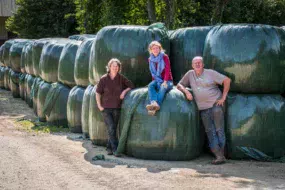 Anne et Michel Gourvil, accompagné d’Ève Gentil (Cédapa), ont misé sur l’enrubannage il y a quelques années pour assurer des stocks d’herbe de qualité.