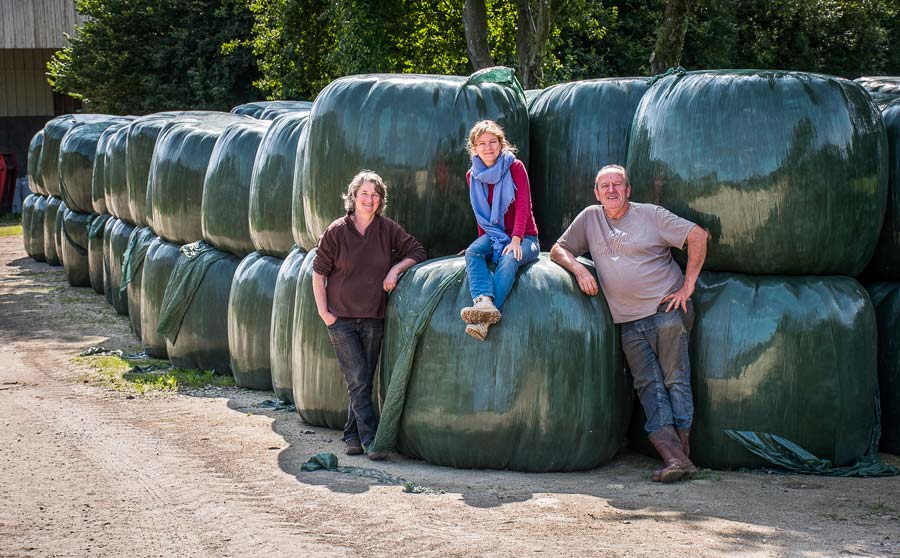 Anne et Michel Gourvil, accompagné d’Ève Gentil (Cédapa), ont misé sur l’enrubannage il y a quelques années pour assurer des stocks d’herbe de qualité. - Illustration Inconditionnels de l’enrubannage