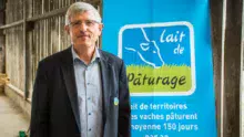 Marcel Denieul, président de l’association Lait de pâturage, dévoile le nouveau logo.