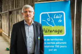 Marcel Denieul, président de l’association Lait de pâturage, dévoile le nouveau logo.