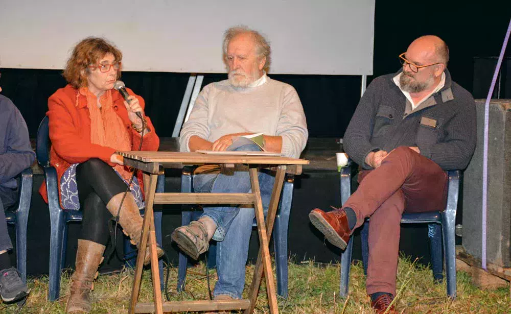 Evelyne Le Normand, agricultrice, René Louail, représentant du monde associatif et Xavier Hamon, cuisinier (Slow food), lors d'un débat « Fermes d'avenir » la semaine dernière à Questembert. - Illustration Construire du lien entre la société et les agriculteurs