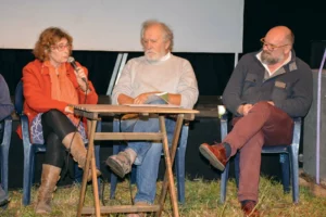 Evelyne Le Normand, agricultrice, René Louail, représentant du monde associatif et Xavier Hamon, cuisinier (Slow food), lors d'un débat « Fermes d'avenir » la semaine dernière à Questembert.