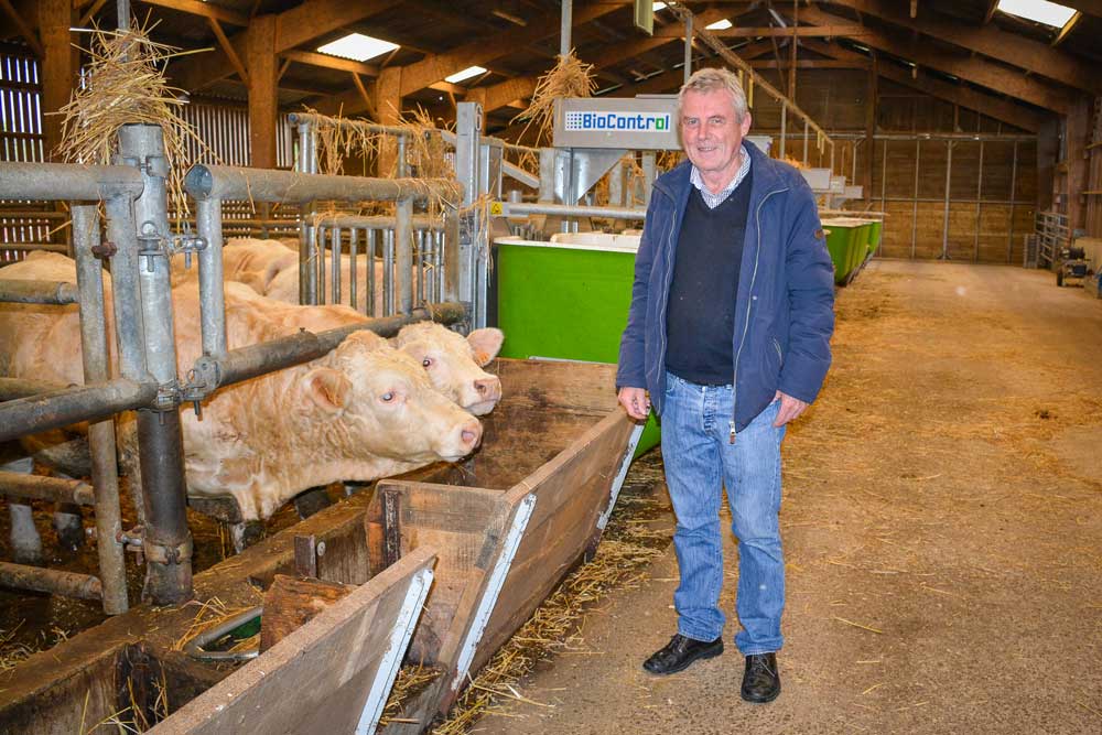Les auges peseuses installées à Mauron (en vert) « permettent des mesures à l’individu », explique Daniel Le Pichon. - Illustration Des protéines « maison » qui remplacent le soja