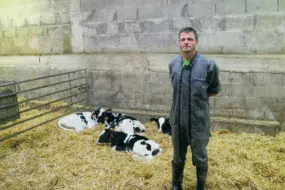 Dominique Guillou, technicien d’élevage, est en charge du suivi de la conduite des génisses sur la ferme expérimentale de Trévarez (29).