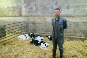 Dominique Guillou, technicien d’élevage, est en charge du suivi de la conduite des génisses sur la ferme expérimentale de Trévarez (29).