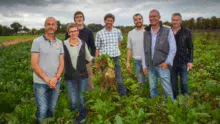 Christian et Cécile Mogis (à gauche), accompagnés de quelques collègues bretilliens qui se sont lancés dans la culture de betterave plantée en mini-motte.