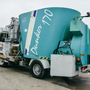 Les rounds de paille sont chargés directement dans le bol, démêlés, puis la paille est répartie sur la litière grâce à la soufflerie à l’arrière. La machine est équipée de deux caméras : une à l’avant et une à l’arrière.