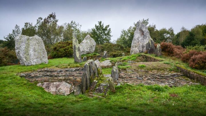 Le Château Bû, grand dolmen couronné de menhirs, s’est dévoilé lors de fouilles de 1990 – 1992.