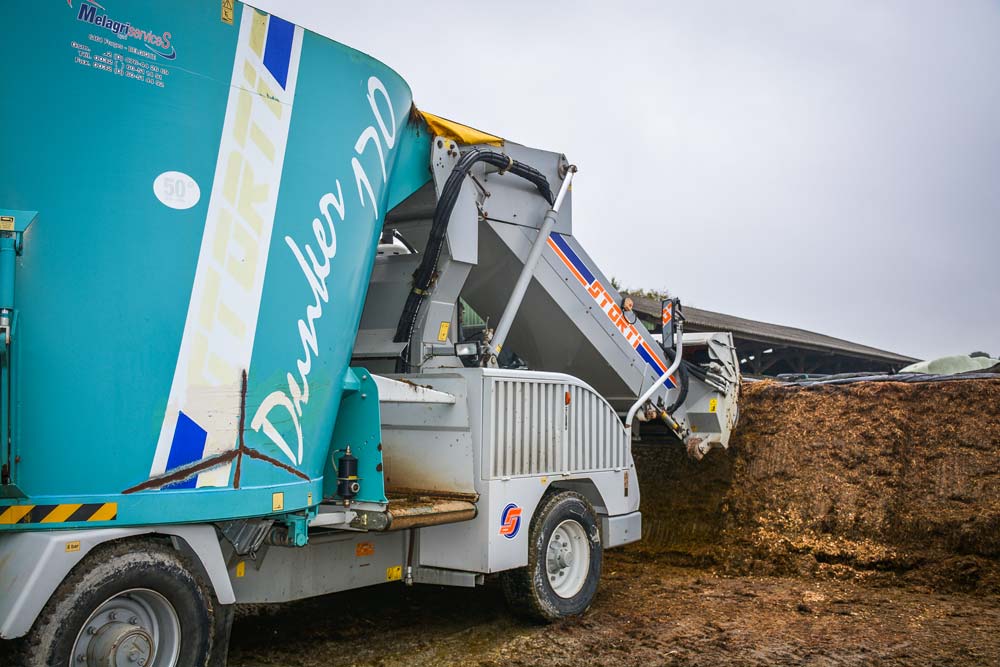 Les fourrages sont désilés et pesés dans la mélangeuse automotrice. - Illustration Un automoteur pour l’alimentation et le paillage