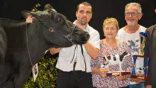 L'EARL du Vieux Chêne (famille Le Strat) à la remise du prix de grande Championne.