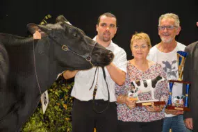 L'EARL du Vieux Chêne (famille Le Strat) à la remise du prix de grande Championne.