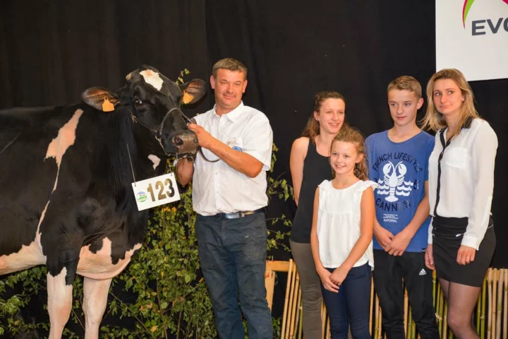 Bretagne (Shottle x Lys Jabot) remporte la section des vaches en 7ème lactation. Elle a produit en 4ème lactation 10 086 kg à 44,3 et 34,9 (TA)