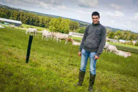 Jérôme Oizel maximise le pâturage sur son exploitation. Dans le fond, le nouveau bâtiment à gauche a été mis en service en février 2017.