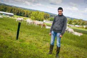 Jérôme Oizel maximise le pâturage sur son exploitation. Dans le fond, le nouveau bâtiment à gauche a été mis en service en février 2017.