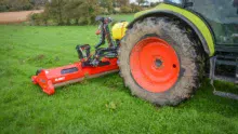 La mauvaise herbe est entraînée par les rouleaux imbibés de solution herbicide. Les 2 faces de la feuille sont ainsi traitées.