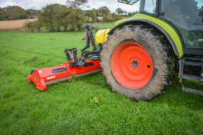 La mauvaise herbe est entraînée par les rouleaux imbibés de solution herbicide. Les 2 faces de la feuille sont ainsi traitées.