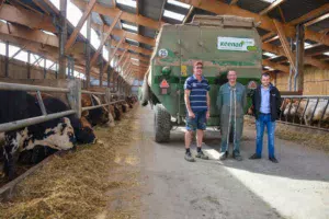 De gauche à droite : Olivier Lhermenier, son père Alain et Mickaël Jacq, dans le bâtiment d’engraissement mis en service il y a 1,5 an.