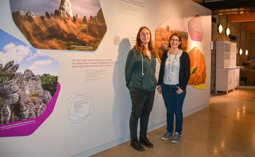 Aurore Leroux (à gauche), médiatrice en archéologie de l’Association Nature et Mégalithes, et Véronique Gonzalez, directrice de l’Office de tourisme du Pays de Redon, dans le nouveau musée. - Illustration Balade au cœur des mégalithes