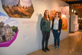 Aurore Leroux (à gauche), médiatrice en archéologie de l’Association Nature et Mégalithes, et Véronique Gonzalez, directrice de l’Office de tourisme du Pays de Redon, dans le nouveau musée.