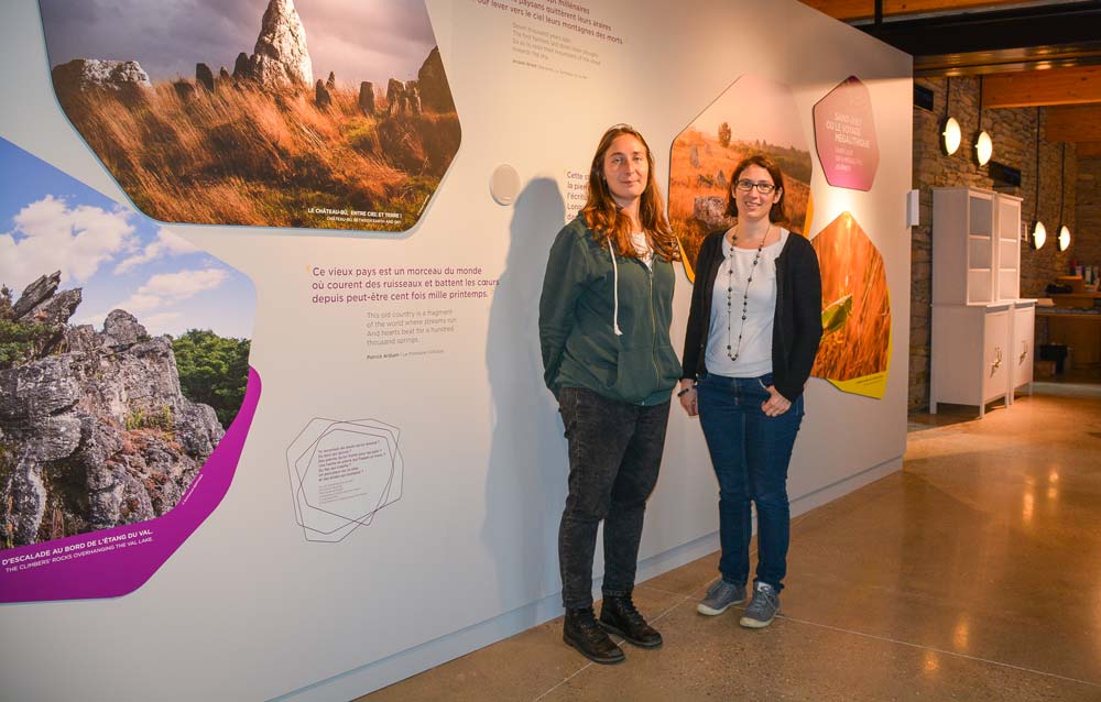 Aurore Leroux (à gauche), médiatrice en archéologie de l’Association Nature et Mégalithes, et Véronique Gonzalez, directrice de l’Office de tourisme du Pays de Redon, dans le nouveau musée. - Illustration Balade au cœur des mégalithes