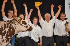 Les associés de l'EARL 56 Laudrin lors de la remise du prix.