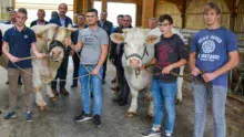 Les membres de la SDA qui organisent le salon Ohhh la vache et les partenaires avec 2 animaux de race charolaise du lycée Kerlebost à Saint-Thuriau qui participeront à l’interrégional Charolais.