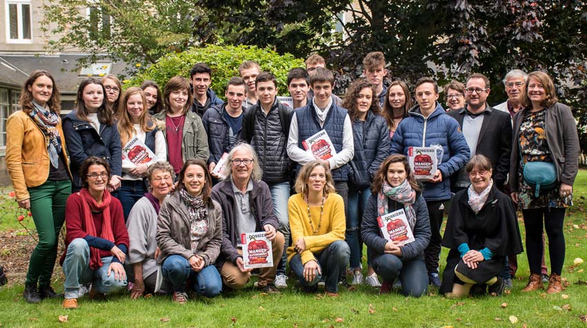 Alain Le Flohic et Marie Le Gac, représentants du collectif d’associations qui portent le festival AlimenTerre en Côtes d’Armor, ont accueilli les élèves de Kernilien dont le film « Les Champs du possible » va être diffusé avant chaque projection en France et à l’étranger. - Illustration Le film de Kernilien fait école