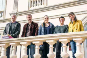 Serge Lanneshoa (éleveur), Bernard David (directeur de la Ville Davy), Sarah Choupault et Gaëlle Corcuff (Gab 22), Pascale Doussinault (arboricultrice et administratrice Gab / Mab) devant l’établissement de Quessoy.