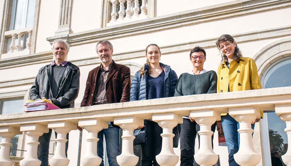 Serge Lanneshoa (éleveur), Bernard David (directeur de la Ville Davy), Sarah Choupault et Gaëlle Corcuff (Gab 22), Pascale Doussinault (arboricultrice et administratrice Gab / Mab) devant l’établissement de Quessoy. - Illustration Les professionnels entrent en salle de classe