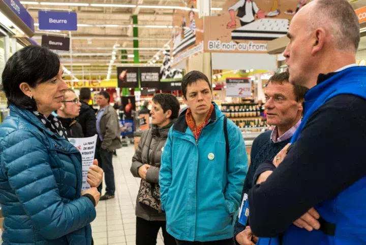 Des représentants de la FDSEA et de JA ont pris la question de la « soi-disant pénurie de beurre » à bras le corps pour une opération de communication en grande surface.