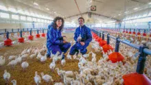 Sylvaine et Christophe Dano dans la poussinière de 1 800 m2