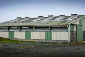 Des entrées d’air par des volets translucides avec des joues ont été ajoutées en façade plutôt qu’en toiture, Et des sorties d’air ont été créées grâce à six cheminées ajoutées en toiture. 