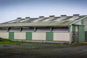 Des entrées d’air par des volets translucides avec des joues ont été ajoutées en façade plutôt qu’en toiture, Et des sorties d’air ont été créées grâce à six cheminées ajoutées en toiture. 