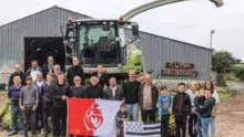 Une partie des éleveurs du groupe maïs de la Cuma Ar Bodou à Plouzané devant l’ensileuse en fin de saison.