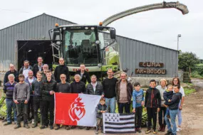 Une partie des éleveurs du groupe maïs de la Cuma Ar Bodou à Plouzané devant l’ensileuse en fin de saison.